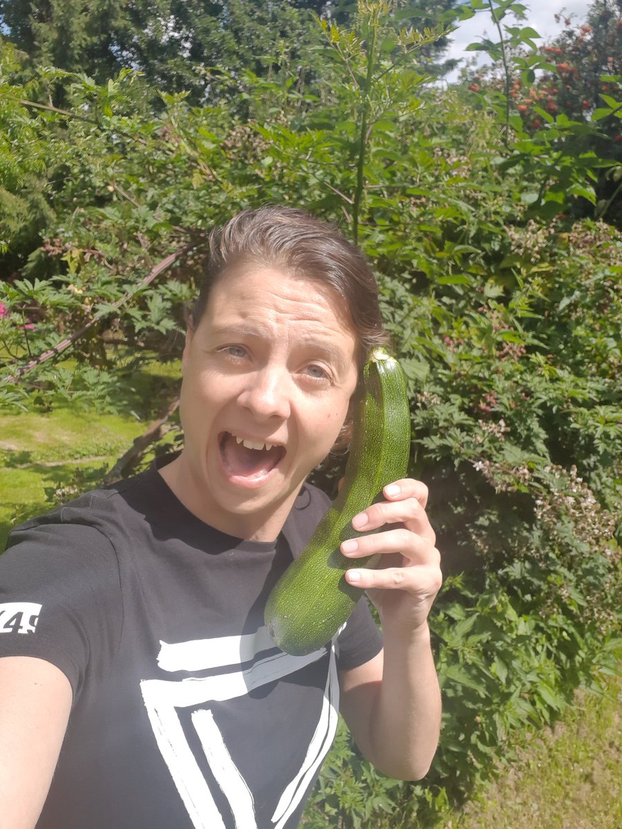 Daphieeh's tweet photo. Niets gaat boven een zelfgekweekte courgette.. #firstdates #courgette #zelfspot https://t.co/WxNT01b1l3