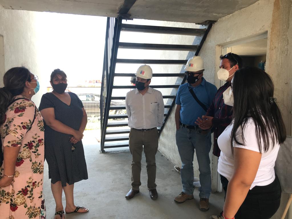 🌞 El <a href="/DirectorServiu3/">Rodrigo Maturana Fuentes</a> junto al Jefe del Departamento Técnico del <a href="/serviuatacama/">Serviu Atacama</a> se reunieron, esta tarde, con dirigentas del proyecto DS49 <a href="/Minvu/">MINVU - Chile</a> #LaTurbina y verificaron, en terreno, el avance del conjunto habitacional para 64 familias de la comuna de #Vallenar 🌞