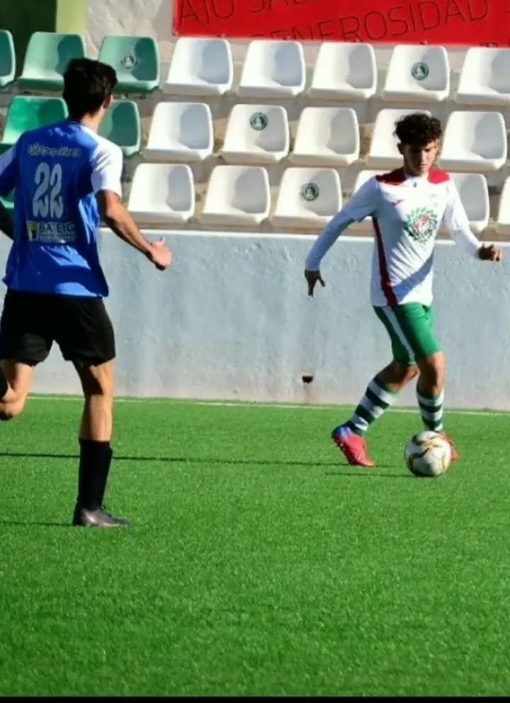 ElcheSporting1's tweet photo. Debut de Javi Vera con el Senior en un partido duro y disputado en el que asumió un rol que normalmente no asume.

Y golazo de Izan que puso el 3 a 3 definitivo 🤜🏻🤛🏻

Hay cantera 💚❤🤍 https://t.co/5QxWOw1c6n
