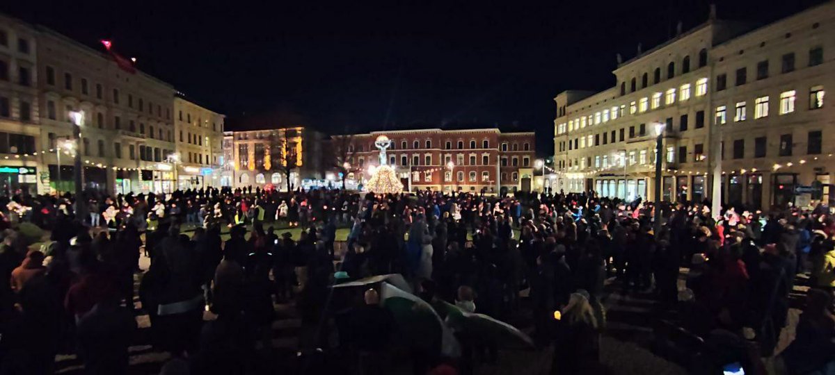 Freedom21Miss's tweet image. Zigtausende in Görlitz!
Der Postplatz ist brechend voll - der Platz ist bekanntlich riesig. Es sind etliche tausend Bürger. Wahnsinn💪
#Spaziergaenge #Spazierengehen #Sachsen #le1701