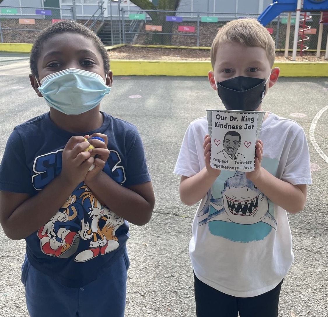 NUSD1's tweet photo. Mrs. Chipman's 3rd graders at Rancho Elementary School show their inspiration by Martin Luther King Jr. through their art and their hearts and Loma Verde Elementary School TK students are honoring Dr. King by spreading kindness.
#nusdrocks
#iamnusd
#ourcommunityisourstrength https://t.co/HU5KKogMtK