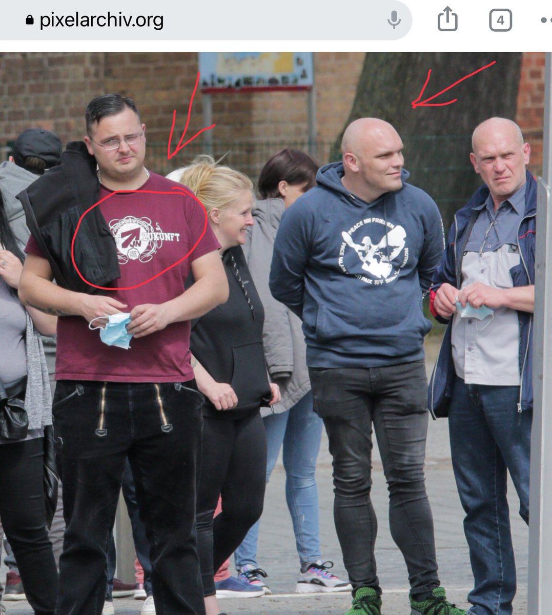 DerNorb's tweet photo. @SchwarzePalmen Genau dieser Spacken hat mit seinem Schild bei der letzten Demo in Rostock #hro1001 nach nach der Polizei geschlagen.
Und im Hintergrund Tilo #Tiburski der in #Anklam bei einer Nazidemo mitlief…
#hro1701 https://t.co/ndHlhtFvxn