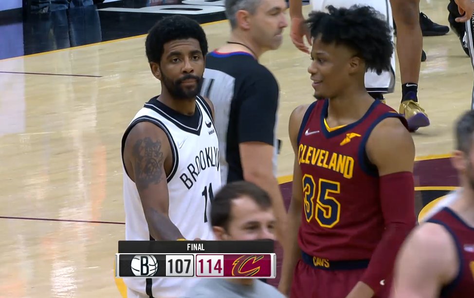 TrashTalk_fr's tweet photo. Kyrie a pris un moment après le buzzer final pour aller voir Isaac Okoro et le féliciter pour son taf en défense.

Le respect de l'excellence. https://t.co/MPfa6sTUiJ