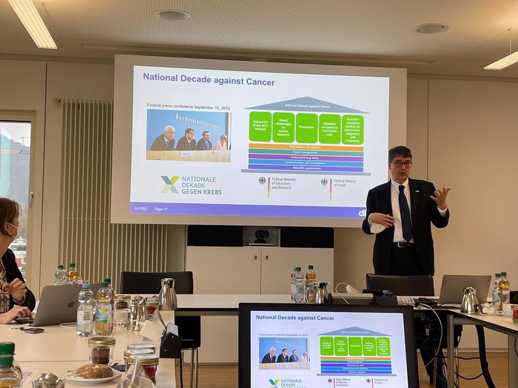 ciencia_pt's tweet photo. Na #Alemanha, a convite do @DKFZ, o Ministro da @ciencia_pt visitou um dos principais Centros Compreensivos de Cancro da rede 🇪🇺 de centros de investigação em cancro, parceiro importante na prossecução do plano de combate ao #cancro e da“#PortoDeclaration on Cancer Research". https://t.co/f3YPYe8BVG