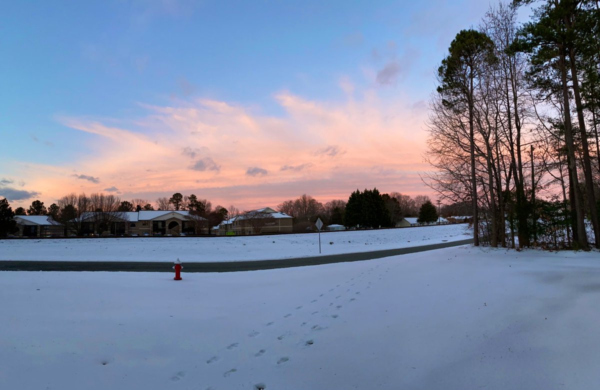 BurrillMadison's tweet photo. There is something about a sunset against the white snow 💭 #COR4240 https://t.co/lev4bGwbTK