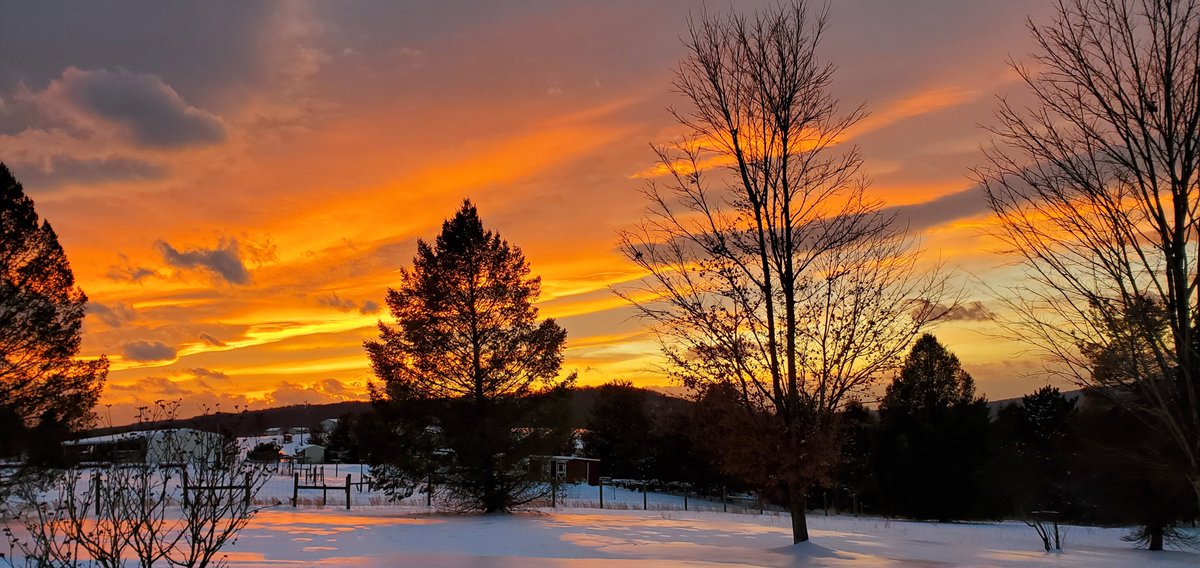 AlisaMcKinney6's tweet photo. @BobVanDillen A beautiful sunset picture after the storm hit. West Virginia is so beautiful. No editing needed for this one. https://t.co/cxK4kEZoRR