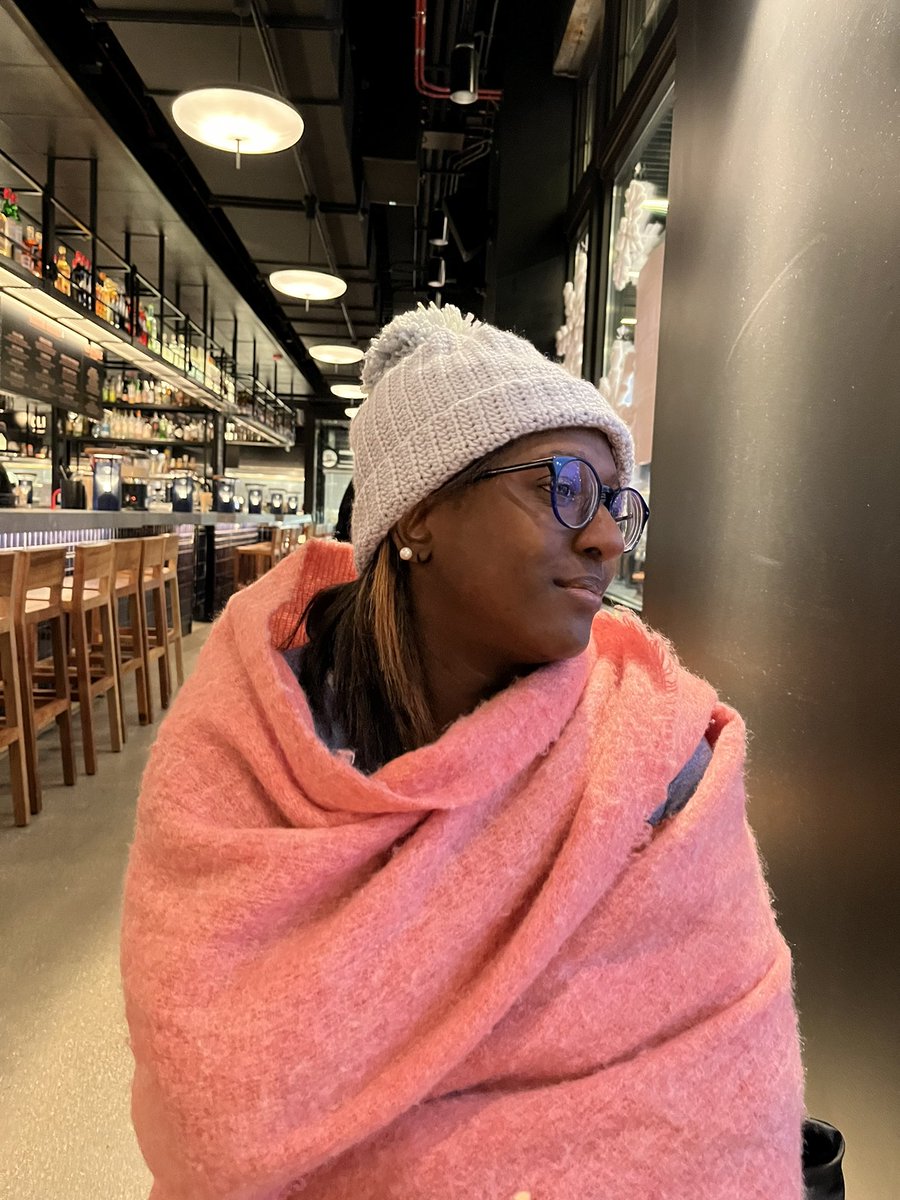 maklaunch's tweet image. When you say no to a scarf and grateful I give it to you anyway!! Haha! #sisters