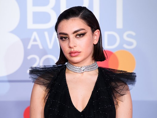 Melomaniacos_br's tweet photo. Charli XCX e Cigarettes After Sex são mais dois nomes em negociação pra entrar no line up do @PsSaopaulo 2022. #destinationprimavera https://t.co/L0QWhGEDbn