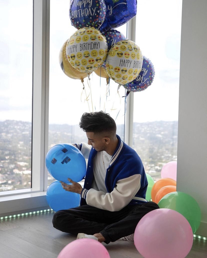 SkeppyESP's tweet photo. Skeppyextra subió en instagram!!! 

Trad: Me mandaron globos esta mañana así que dibujé esto y lo venderé por $10,000 algún interesado https://t.co/6EecYjC84B