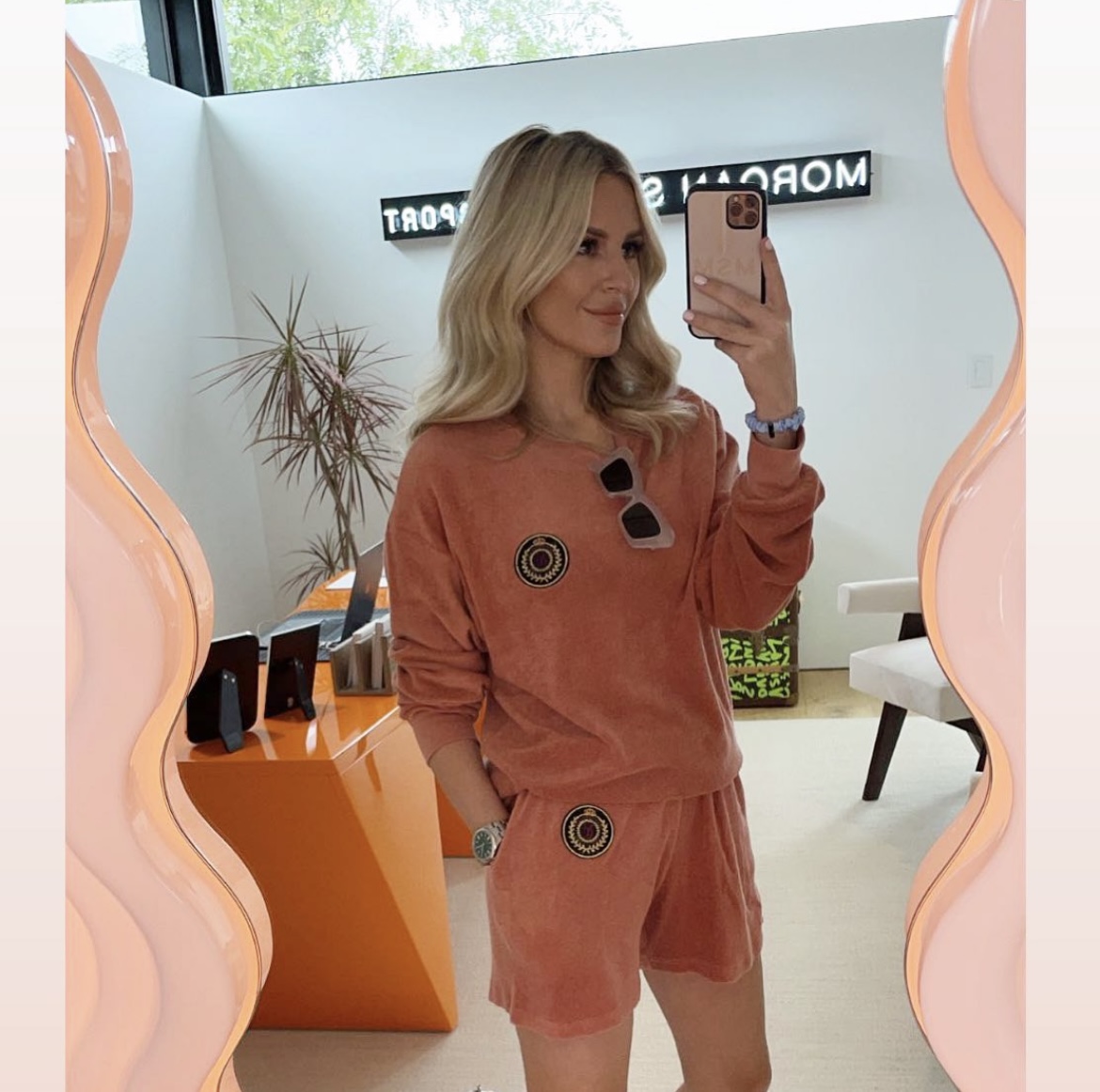 Prettylittlehangers tweet media