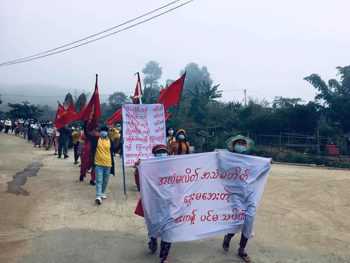 b3rry_y's tweet photo. The Main Strike from Phakant marched in support of the KIA &amp; PDF and protested against the military dictatorship despite the cold weather.

#SanctionMOGE #2022Jan18Coup 
#WhatsHappeningInMyanmar https://t.co/1P1FjF9CuR
