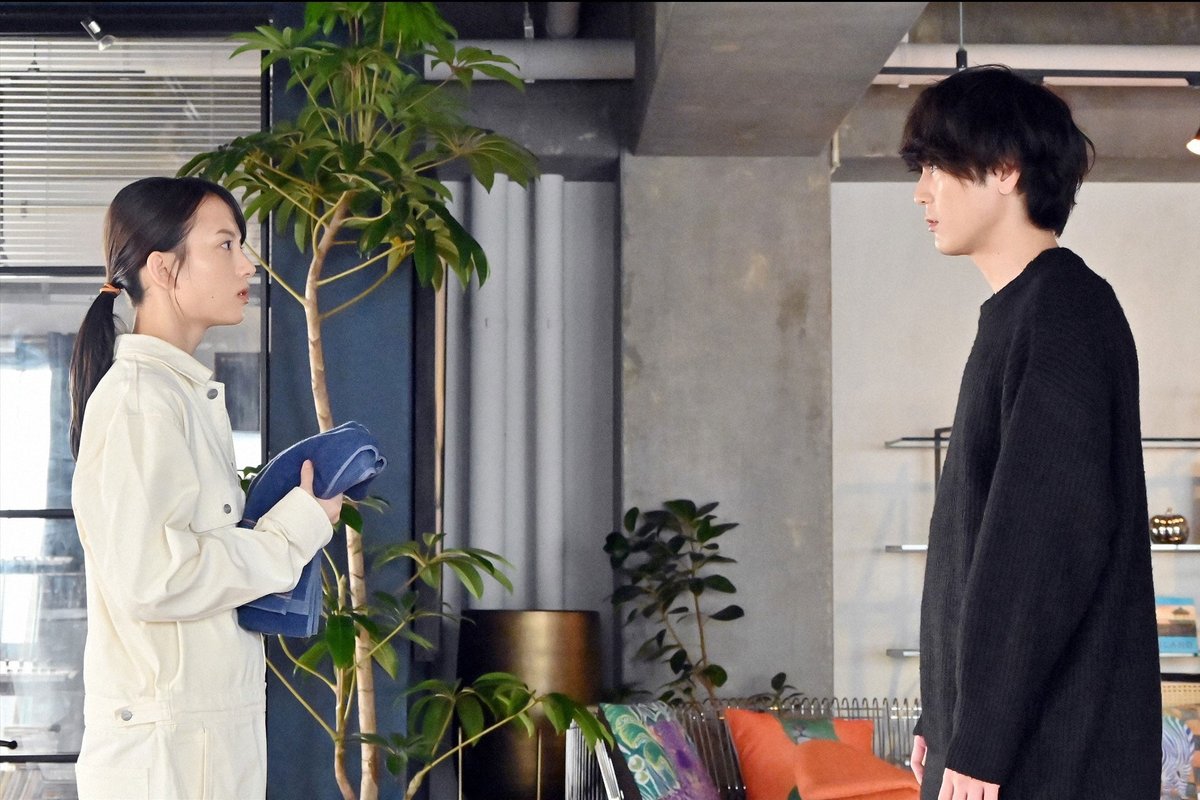 oricon's tweet photo. 【📺今夜22:00】#ファイトソング

✍ 第2話
｢俺と付き合ってくれない？」“勝負曲”の作者・芦田（間宮祥太朗）と運命的に出会った花枝（清原果耶）。幼馴染の慎吾（菊池風磨）はモヤモヤ…
https://t.co/tH0sZNm46E

👤 キャスト＆相関図 💕
https://t.co/Askg7YH5ii

#清原果耶 #間宮祥太朗 #菊池風磨 https://t.co/T62KCylsba