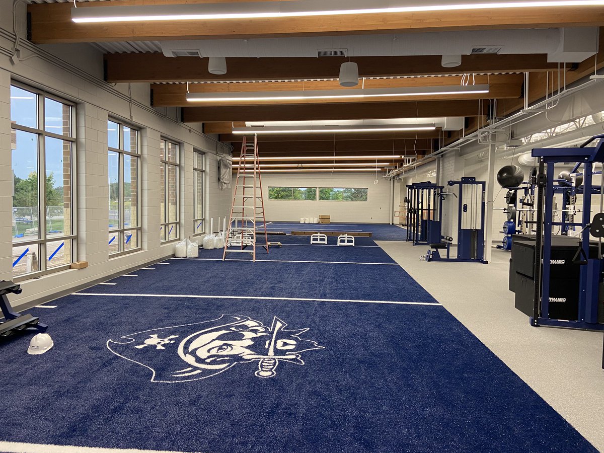 PrepFacilities's tweet photo. Bay Port (WI) High School's 11,000 sq. ft. weight room renovation exudes #PiratePride, complete with turf, racks and auxiliary equipment. @BayPortHS https://t.co/kHLfW2gJfP
