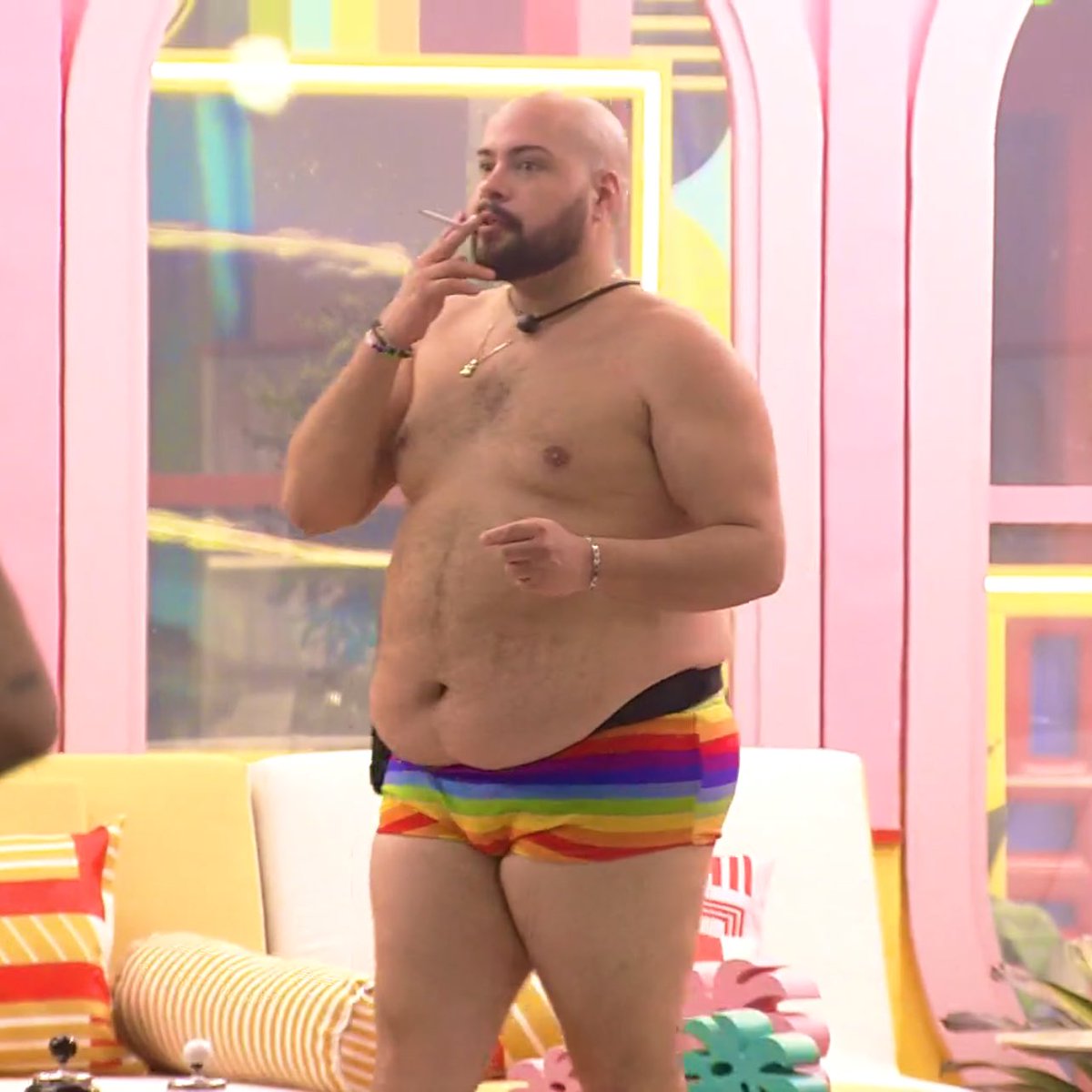 Abravaneeeeel, maravilhoso!! Isso é representatividade gorda e LGBTQIA+! É isso!!! 

#BBB22