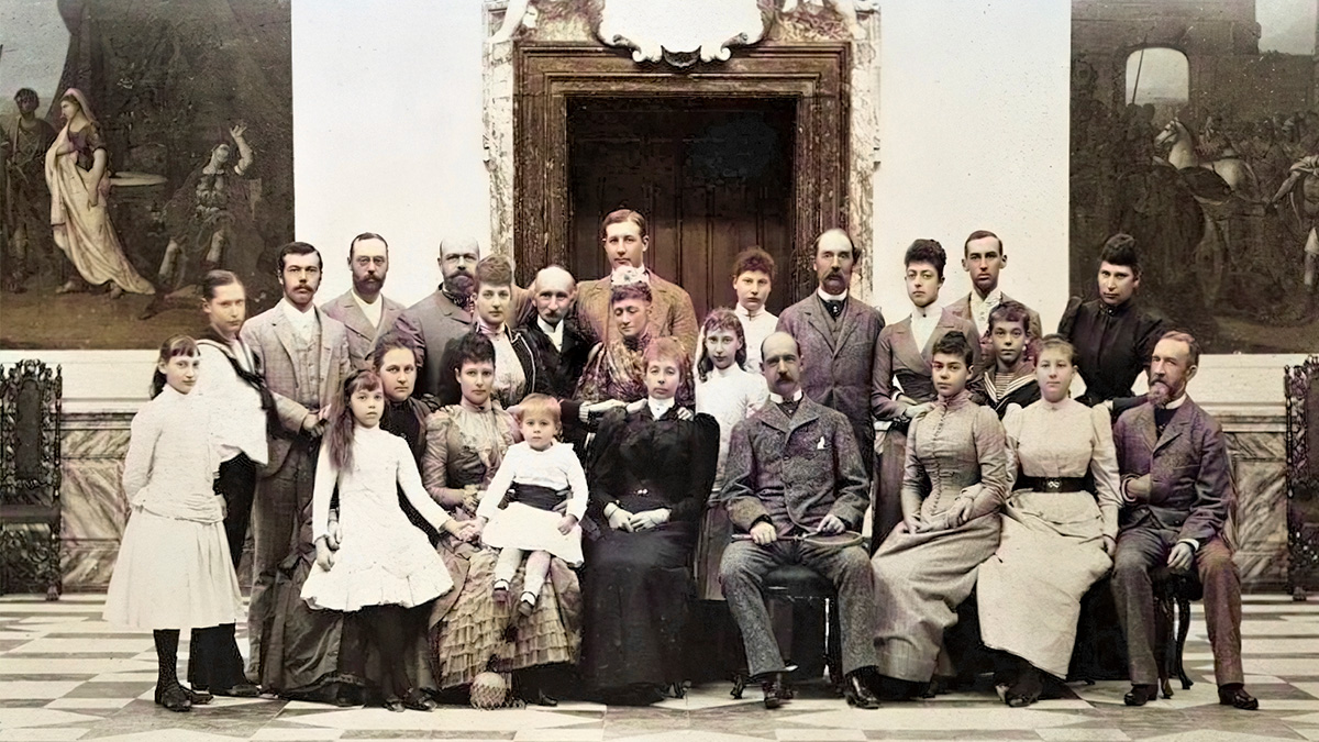 AlixAndMinnie's tweet photo. The royal family of Denmark used this country chateau, the Fredensborg Palace, to enjoy riding, swimming, and boating. They entertained distant relatives so often that a new holiday tradition was born known as “Fredensborg Days,” which continued for nearly 50 years. #royalhistory https://t.co/jCIa3FM7TG