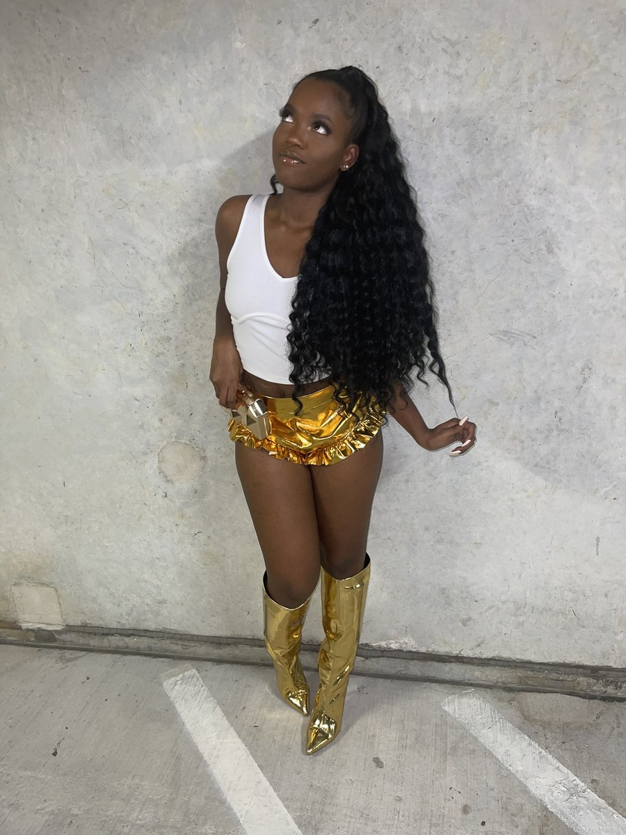 QueenSydoo's tweet photo. Material Gworllll 💫 https://t.co/F79d9SmGPd