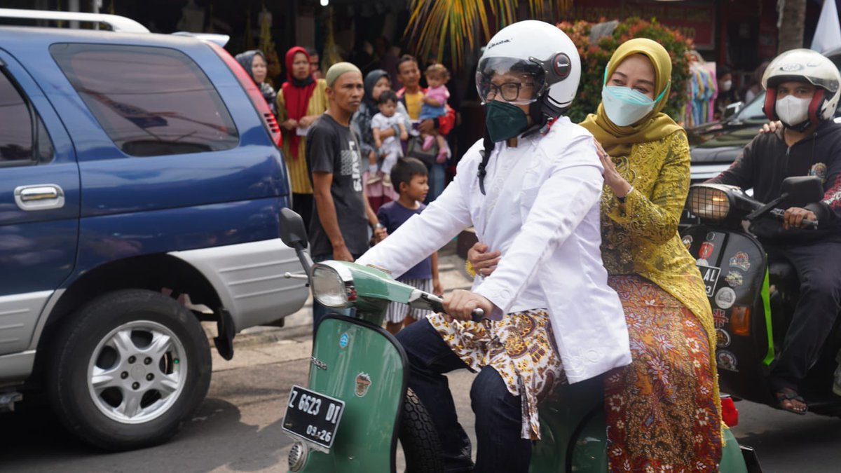 Firmansyahlepi's tweet photo. Romantis Bangets: Gus Muhaimin @cakimiNOW boncengin Ibu (isteri tercintanya) saat naik vesva dlm agenda Temu Budaya “Tembang Bajoang” d Cianjur Kemarin,.. https://t.co/1xqGAZExE0