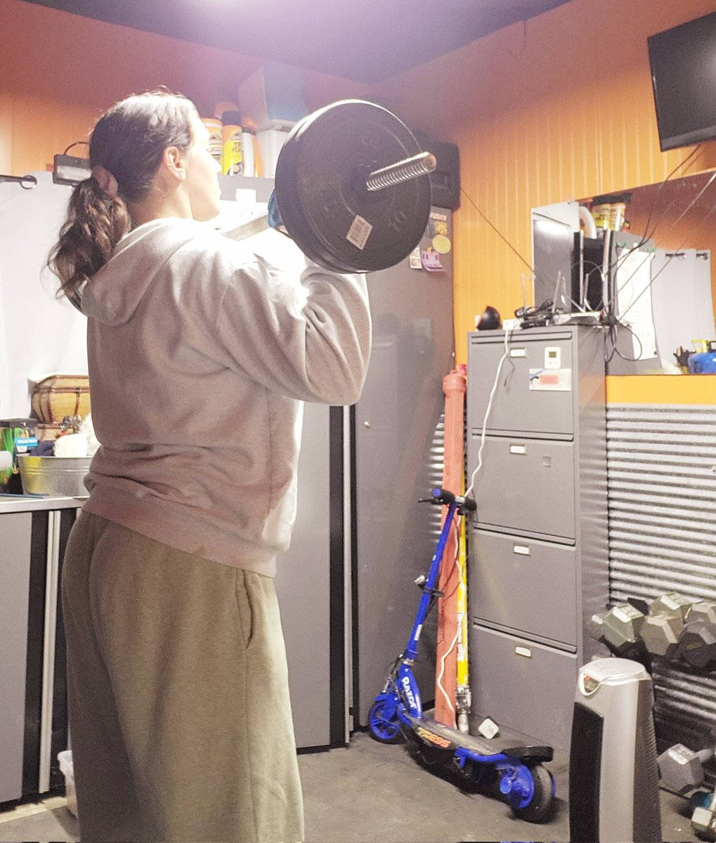 Elizabethkayfit's tweet photo. Strong feels good 💪💥 Tell me frens ➡️ what did you train today?
#timetolift #shoulders #lats #ilovetolift https://t.co/Mg3nrMZnv2