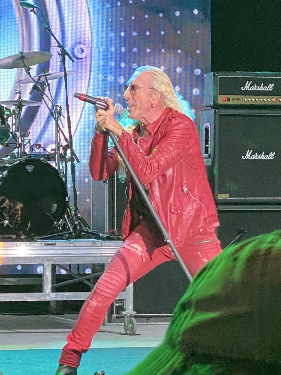 Fratiweb's tweet photo. @deesnider what a show played this man!! @rokislandfest Dee definitely #Leaveascar https://t.co/EpuvNe06cq
