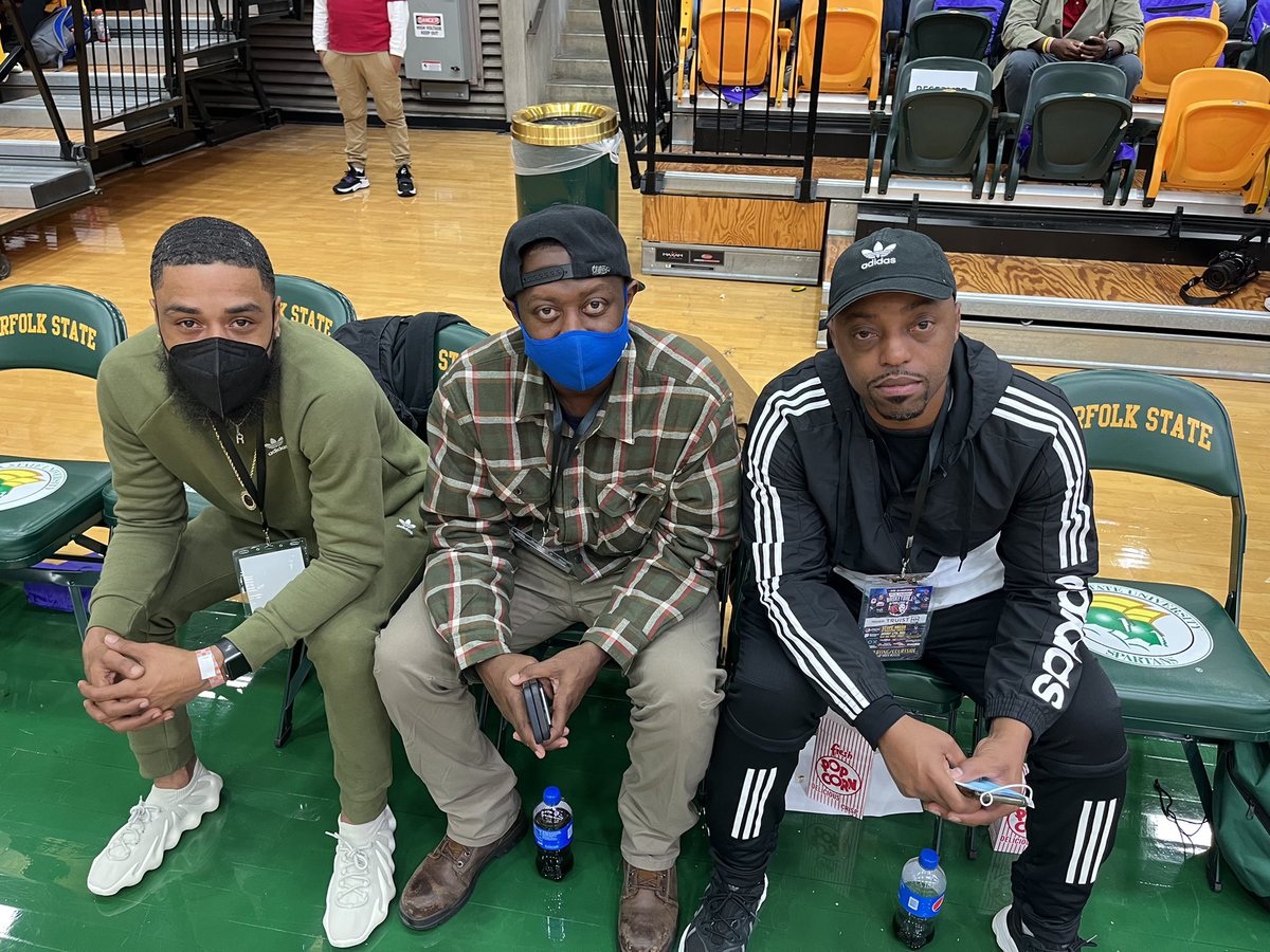 coach_clai's tweet photo. That’s right the crew was courtside for the MLK Classic. @claudellclark26 we appreciate you my guy! @lowKeY_MaC @CoachHoops757 #PushCrew https://t.co/Qvj9To2Sqm
