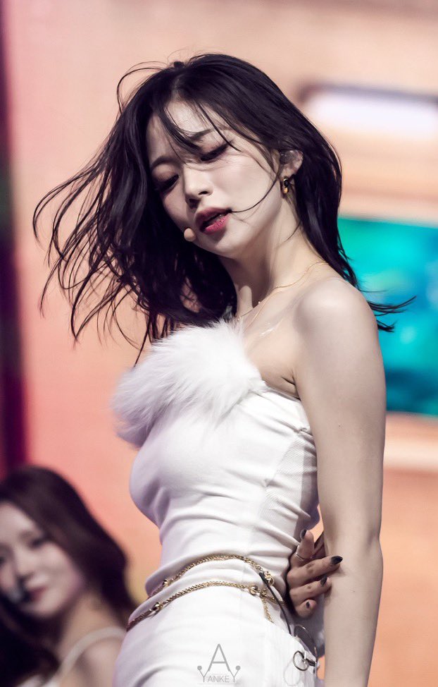 chaeyclips's tweet image. ladies and gentlemen HER