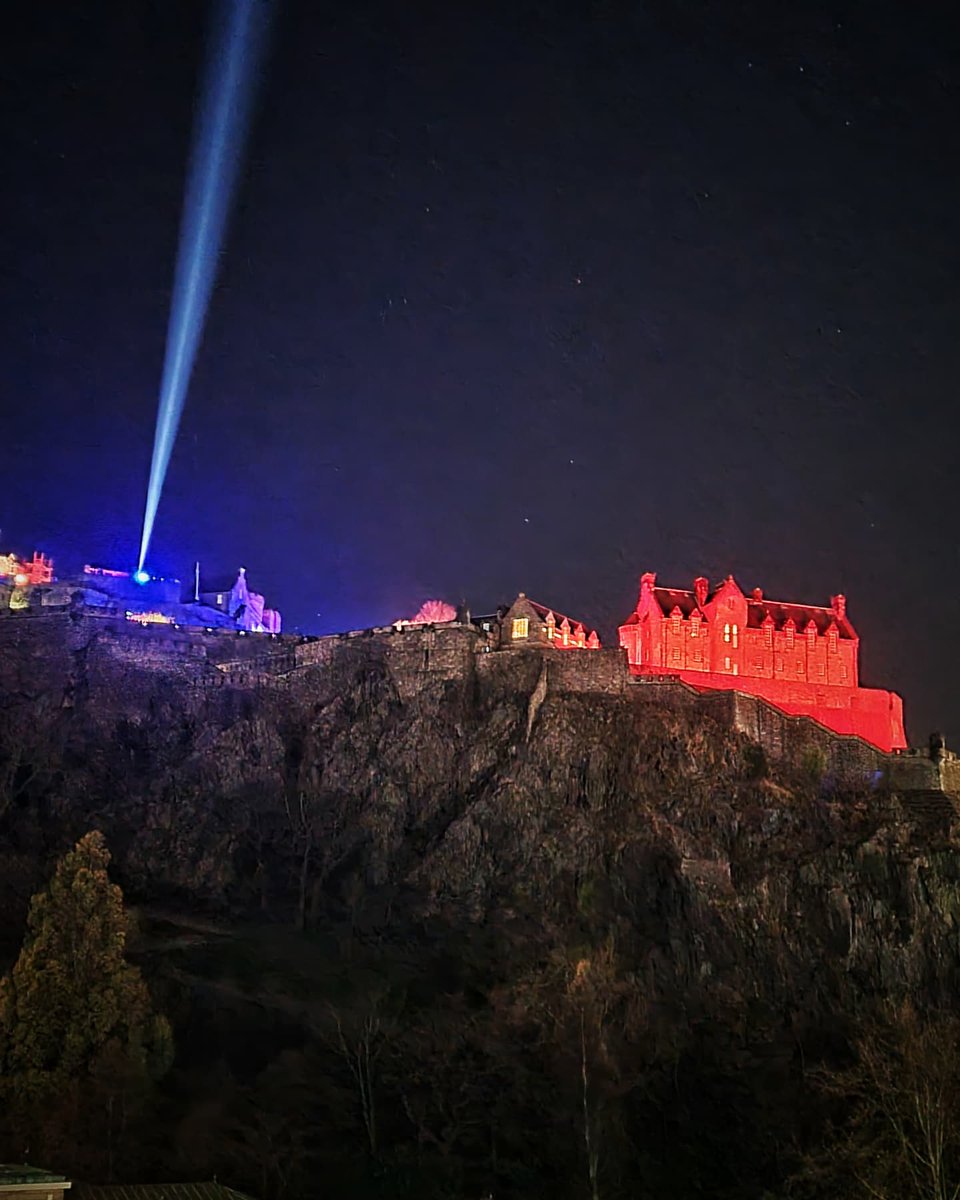 Kazzycrazy78's tweet photo. Edinburgh Castle lit up in red
#Edinburgh #edinburghcastle #Scotland #visitedinburgh #VisitScotland #photography #photographylovers #PHOTOS #Photographie #travelphotography #traveladdict #travelblogger #uk #Britain #Castle #traveldestination https://t.co/BvmxjRSqC5