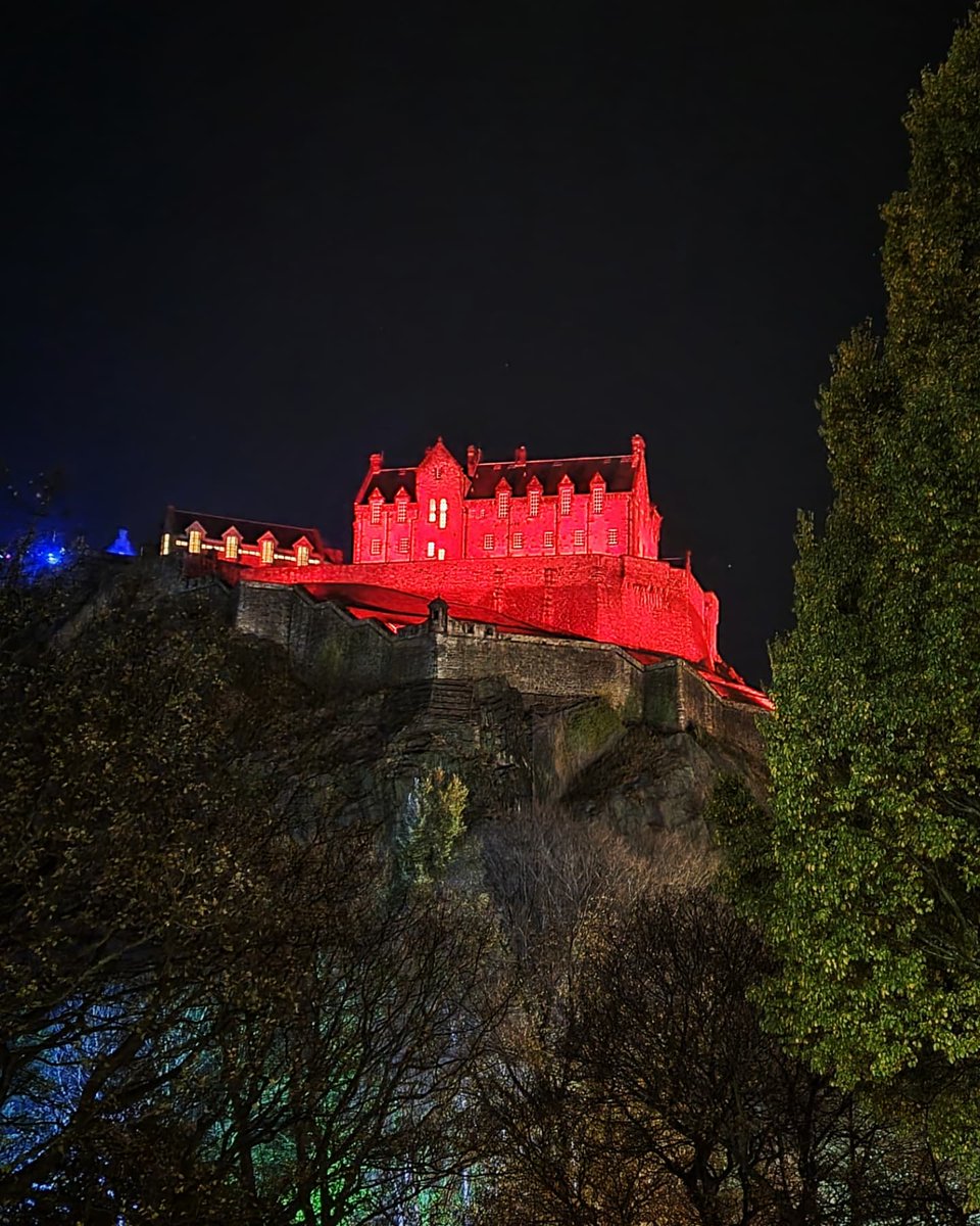 Kazzycrazy78's tweet photo. Edinburgh Castle lit up in red
#Edinburgh #edinburghcastle #Scotland #visitedinburgh #VisitScotland #photography #photographylovers #PHOTOS #Photographie #travelphotography #traveladdict #travelblogger #uk #Britain #Castle #traveldestination https://t.co/BvmxjRSqC5