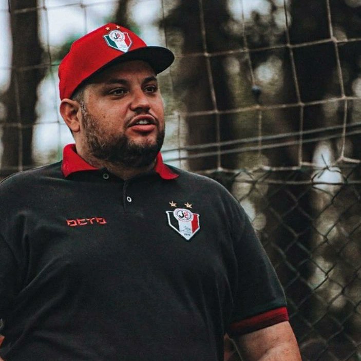 jec_bolanarede's tweet photo. É SELEÇÃO 🇧🇷

O nosso mister @dudu17_silva foi convocado para a Seleção Brasileira de Futebol 7. Ele irá integrar a comissão técnica da amarelinha, na função de Auxiliar Técnico do @alecadenazzi , o comandante da seleção.

Vai com tudo mister 💪🏼 estamos orgulhosos demais 🇾🇪 https://t.co/3eIwgtnNWr
