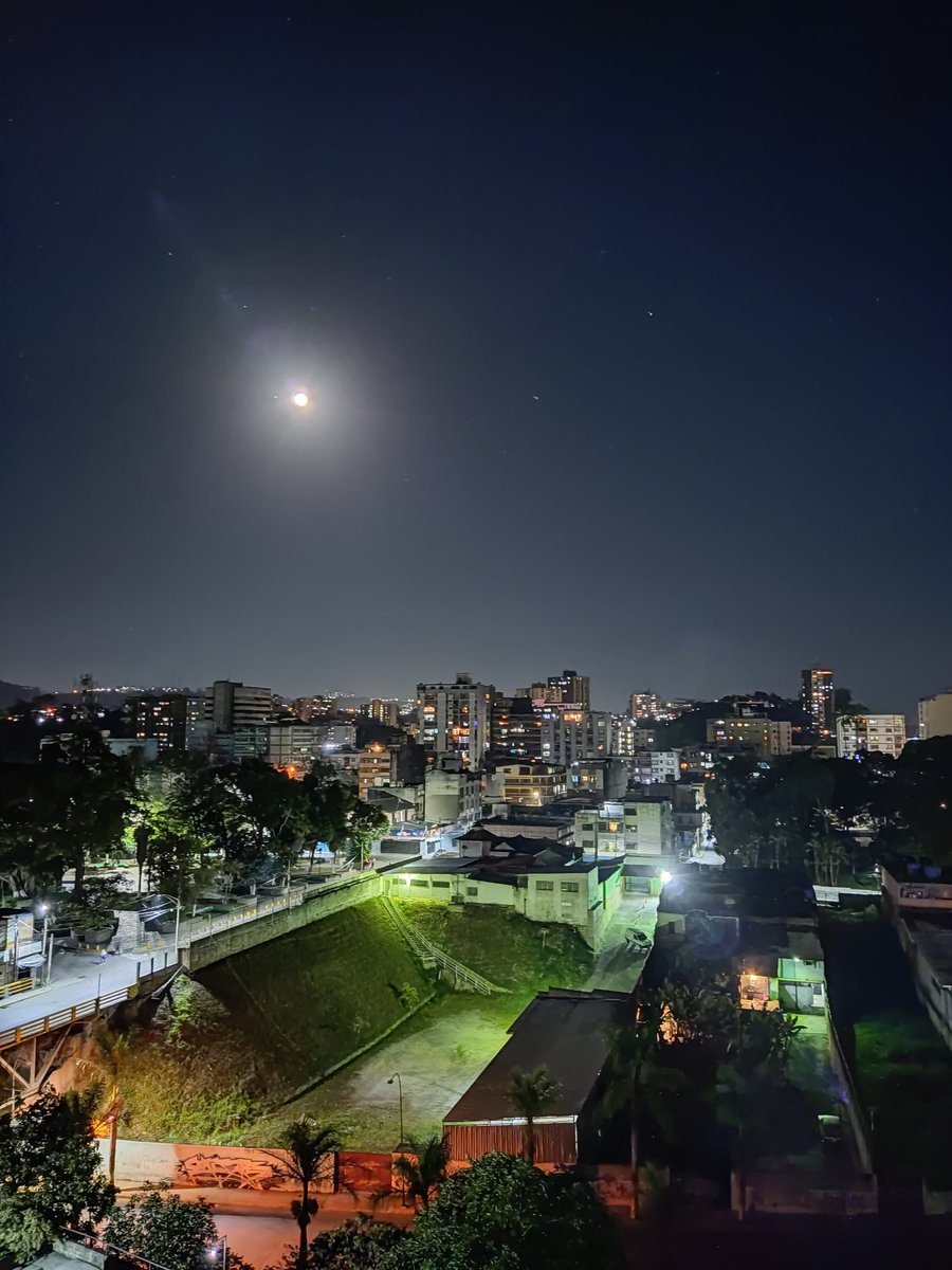 Cuando la luna dice todo y dice nada!!

Cuando su brillo embellece el desastre de sociedad que llevamos!!

¿Cómo ver a la cara a la luna y decirle que no se intentó?

Cuando ella brilla, no importa nada!

#Luna #InstaPic #Foto #FotoNocturna #Ciudad #LosTeques #Belleza #Naturaleza