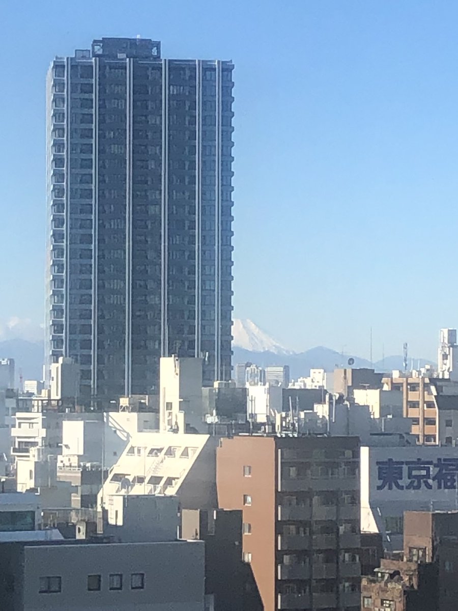 今日も綺麗に富士山が見えてます。 普通 火山の爆発って桜島程度にしか思って無い日本でトンガのレベルで爆発したら関東圏が壊滅するんでしょうね（ ; ; ） 怖い…怖い…