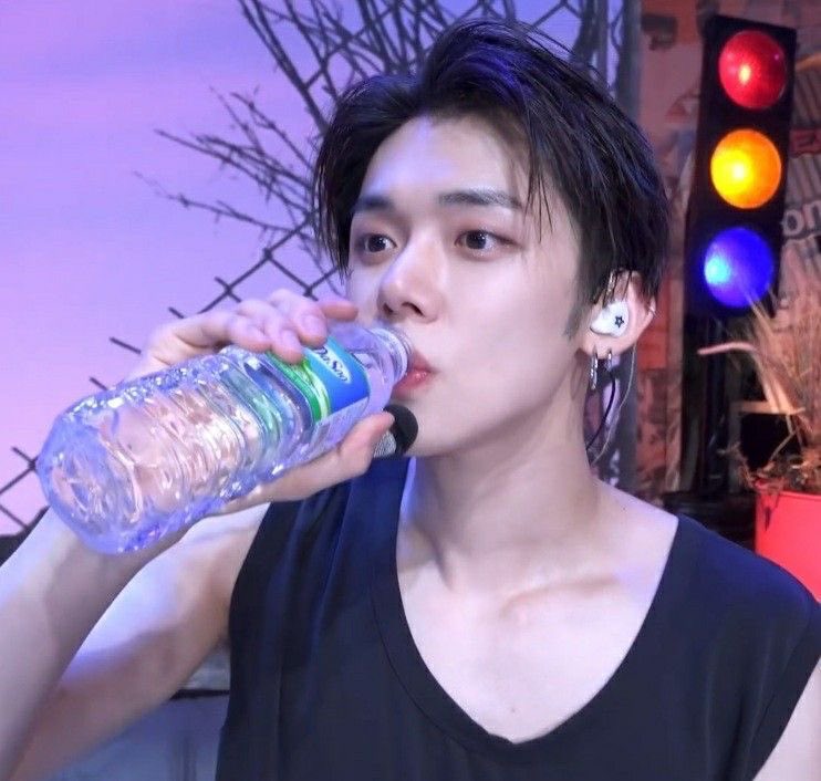 CYJNLVR's tweet photo. he’s just drinking water but he’s literally so pretty https://t.co/4Jmwej6YZb