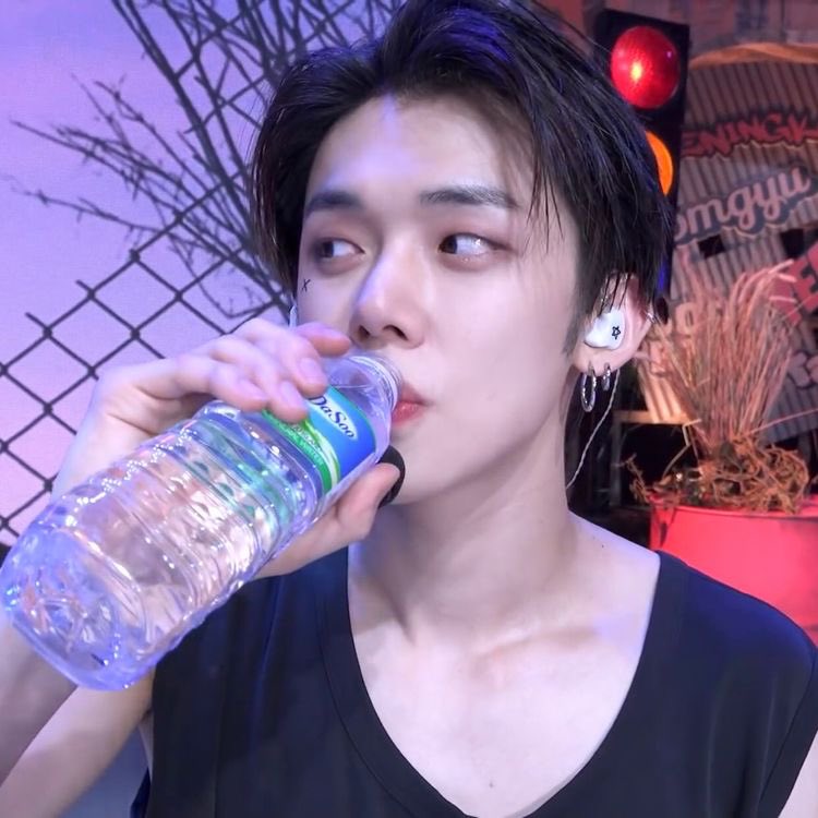 CYJNLVR's tweet photo. he’s just drinking water but he’s literally so pretty https://t.co/4Jmwej6YZb