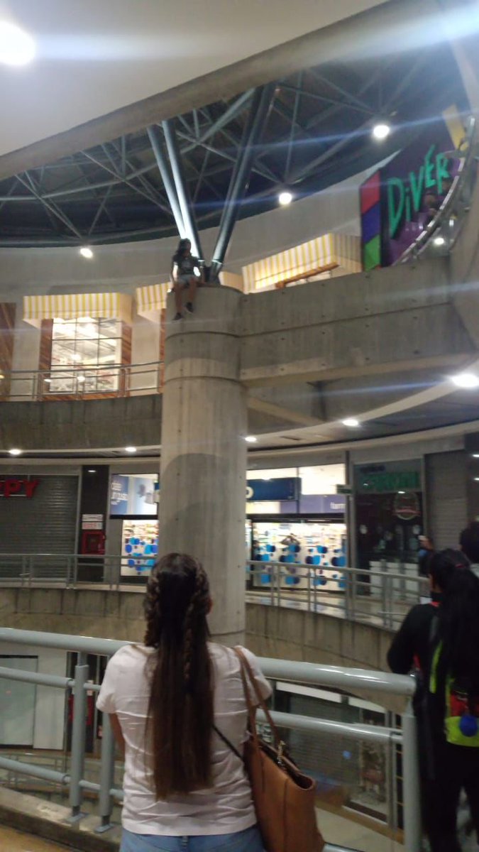 rcamachovzla's tweet photo. #Caracas Adolescente amenazó con saltar desde el último piso en el CC Sambil. Funcionarios de PoliChacao, Bomberos y personal de seguridad lograron persuadir a la víctima para que no lo hiciera. Se encontraba en estado de depresión. Si pasas por ese estado lo mejor es contactar a https://t.co/avr349j6ih