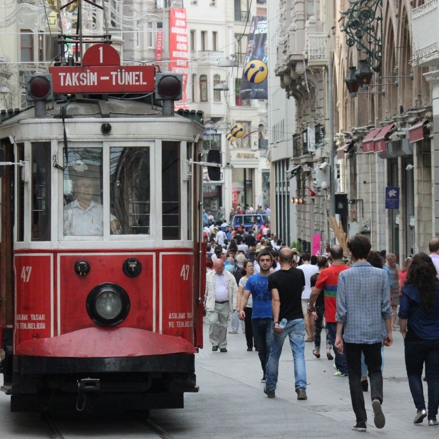 everythingturk1's tweet photo. In 19th-century Pera (Beyoğlu), a traditional tram trundled along the Grande Rue de Pera (İstiklal Caddesi) for 1.64 km connecting Taksim Square with Galatasaray and Tünel Square. The tram was taken out of service in 1961, replaced by buses. After İstiklal Caddesi became a pe https://t.co/JKrTuNYCMa