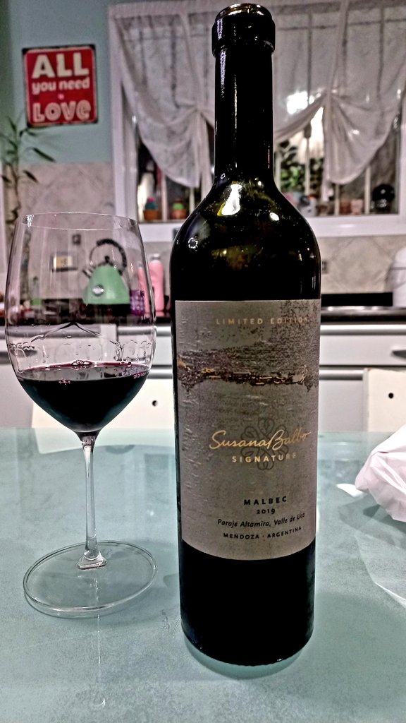 No esperaba menos de esta bodega, un vino serio, con una fruta increíble,  taninos finísimos y 14 meses de barrica increíblemente integradas, todo en perfectamente equilibrado por su buena acidez, aun joven pero como todo buen vino ya muy dizfrutable 🍷