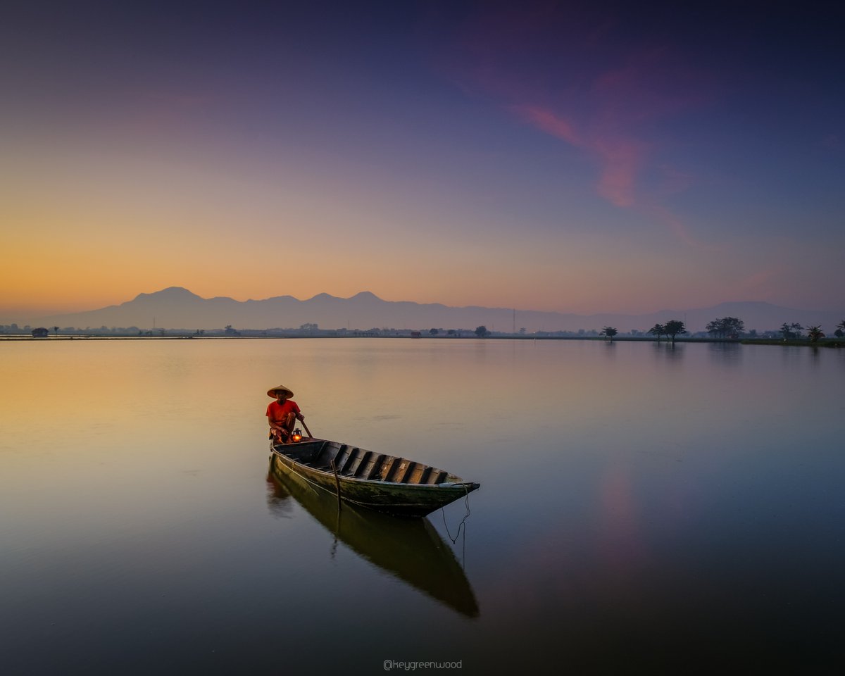 Keygreenwood's tweet photo. This guy woke up early in the morning. Riding his tiny boat to look for some fish to provide food for his son. Unfortunately, he's got nothing from his hunt.

https://t.co/R141VjNJaR

#NFTdrop #NFTCollection #nftphography https://t.co/Bfi7q7FUmV