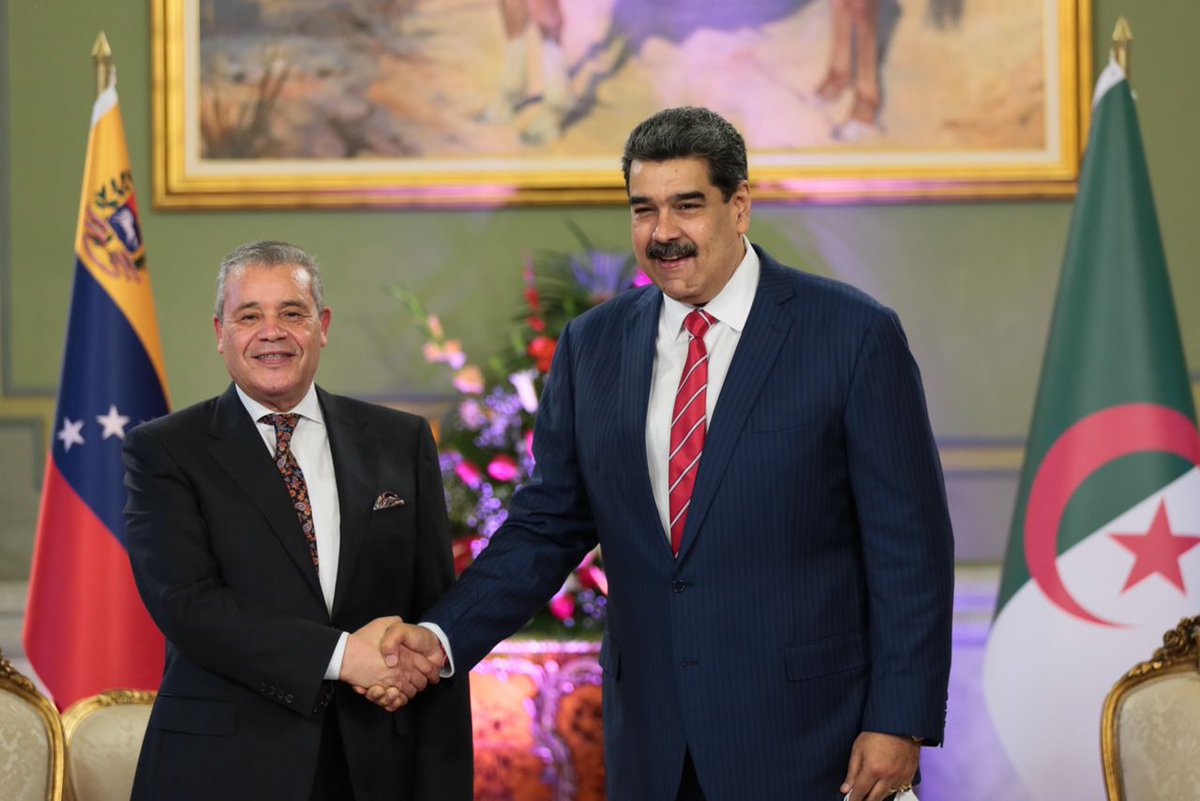 NicolasMaduro's tweet photo. Hoy lunes #17Ene, recibí las Cartas Credenciales de Abdelkader Hadjazi, Embajador designado por la República Argelina Democrática y Popular, ante Venezuela. Consolidamos nuestra Diplomacia Bolivariana de Paz y cooperación para construir el mundo multipolar y multicéntrico. https://t.co/0KLzk7WNiO