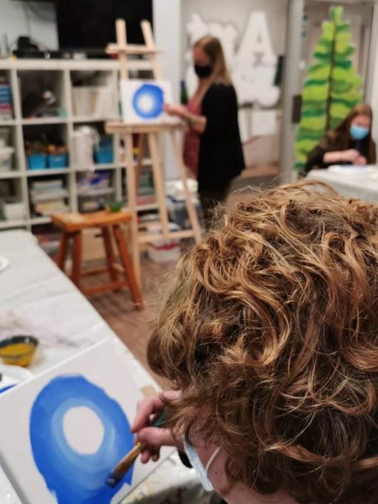 GGCOrangeville's tweet photo. 1st #Orangeville #Sparks and 3rd #Pathfinders getting creative with @ArtwithJada. #everythingshewantstobe #ExperimentandCreate #ArtStudio π· 11/21 @girlguidesofcan @girlguidesonnv https://t.co/wZZaQzBNnj