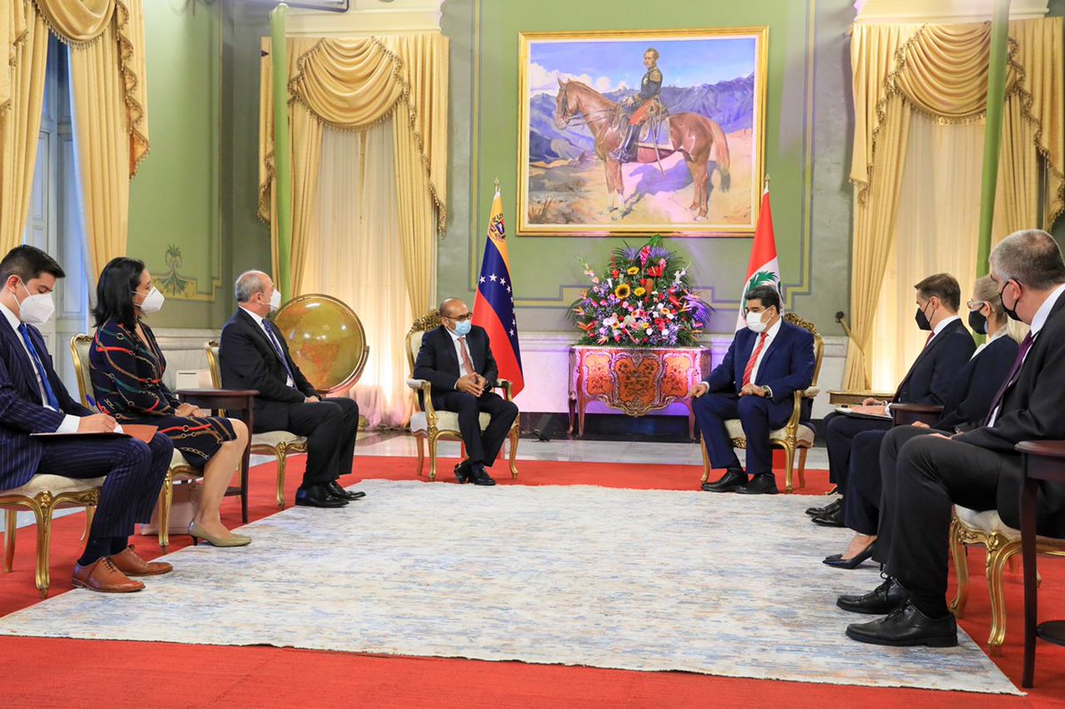 NicolasMaduro's tweet photo. En el Palacio del Pueblo el Excelentísimo Librado Orozco Zapata, Embajador de la República del Perú, ante la República Bolivariana de Venezuela, hizo entrega de sus Cartas Credenciales. Continuamos promoviendo el respeto al derecho internacional y la hermandad entre los pueblos. https://t.co/8bnfkdTLyG