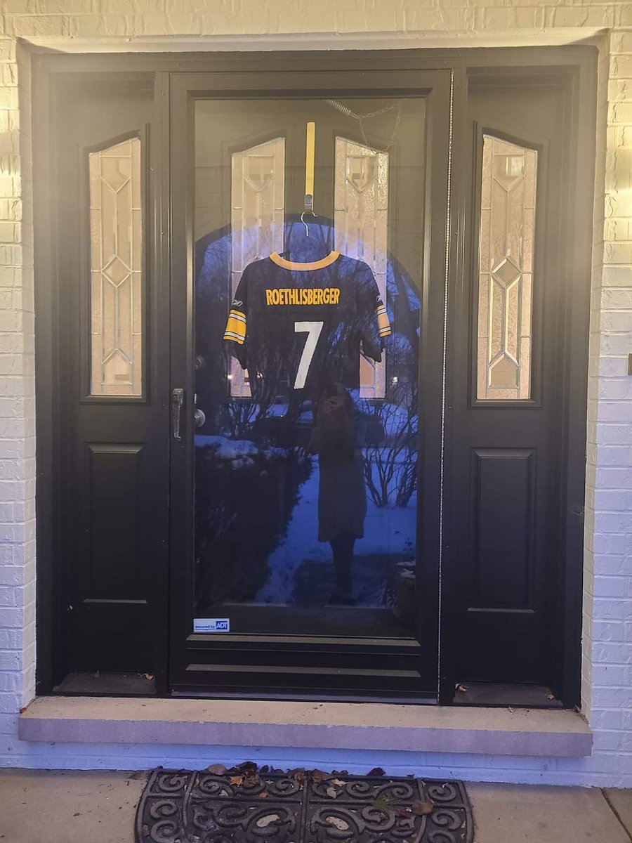 KPDeyesonJ's tweet photo. Thank you @_BigBen7 !! This will hang on my front door for a while! #SteelerNation https://t.co/WbEqyPVXX7