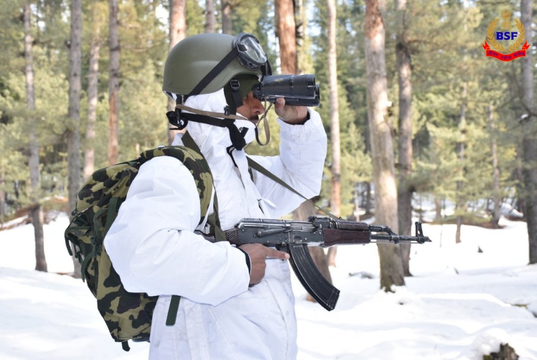 BSF_India's tweet photo. #PicOfTheDay 📸 
SeemaPrahari : Ever Vigilant Undeterred 
 सीमा सुरक्षा बल - सर्वदा सतर्क 
#JaiHind 
#NationFirst 
#FirstLineofDefence https://t.co/OkGboBG3ia