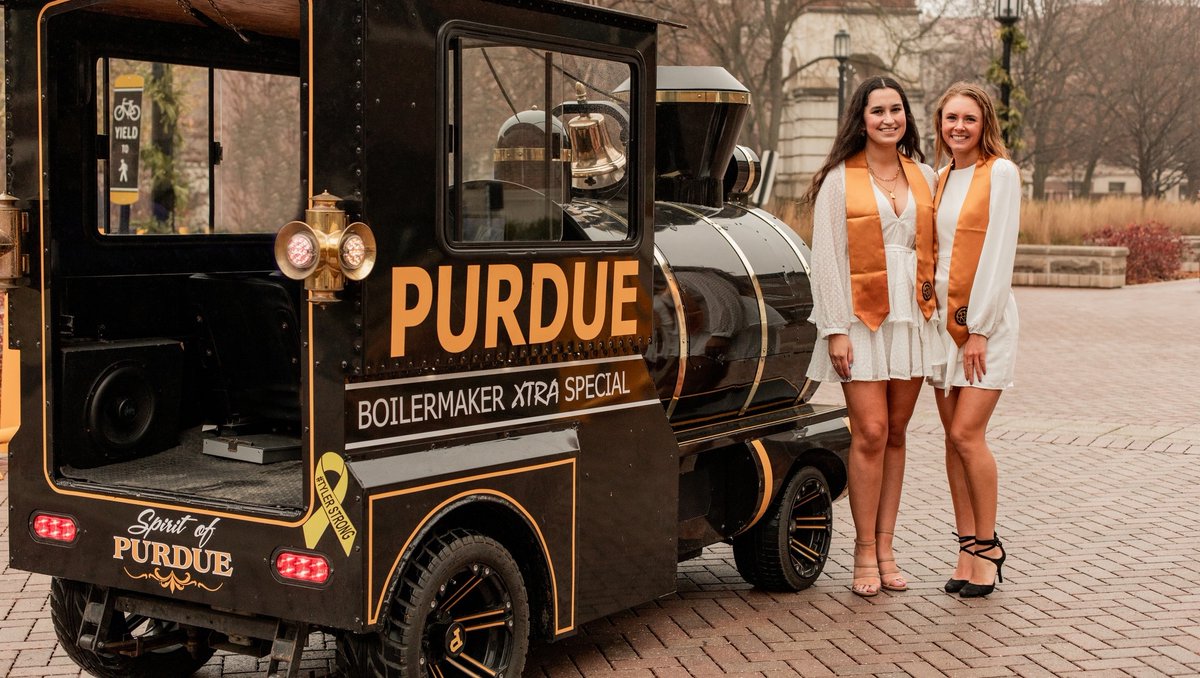 Smitten_w_Bliss's tweet photo. Book your Purdue grad session now. Openings May6-12th available. scheduling link: https://t.co/DGt5Hei3lq
#graduation #Purdue #grad #boilerup #champagne #celebrate #confetti #classof2022 https://t.co/aEzaNqBkX7