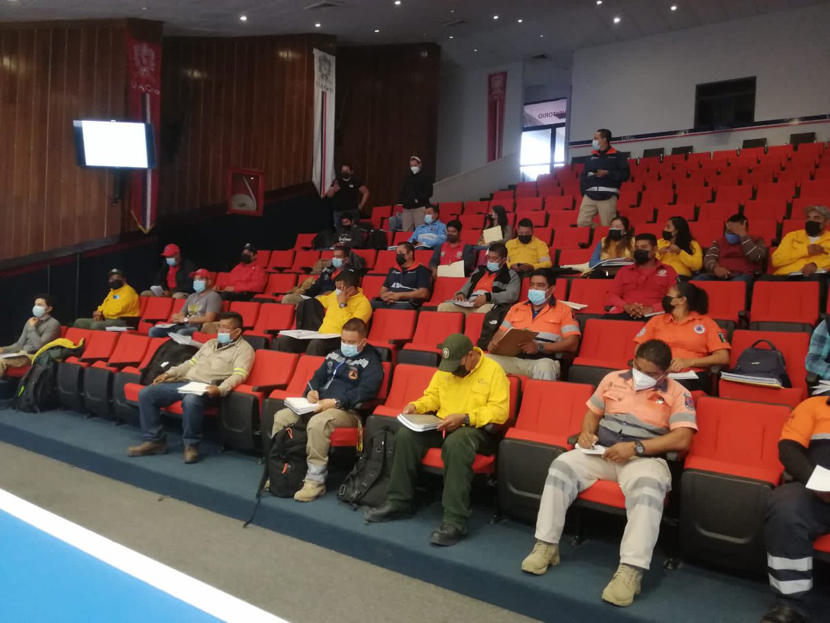 SEMARENgro's tweet photo. El día de hoy se inició con los Cursos: SCI-100 y SCI - 200 en el auditorio de la Rectoria de la UAgro.
Se impartió el SCI - 100 "Sistema de Comando de Incidentes" a los Directores de Protección civil de los 20 municipios más afectados por incendios forestales. 🧑🏻‍🚒👨🏻‍🚒🔥🚫🌲 https://t.co/9IVI4vfot1