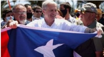 Ferantonia28's tweet photo. --José Antonio Kast. el único que ha estado siempre de lado de las reales víctimas, jamás le  ha temblado la mano ante el terrorismo tampoco ante la inmigración descontrolada, lo que no puedo entender, como votaron por un comunista que represnta todo lo contrario 🥴🤦‍♀️ https://t.co/FAHFBR4H16