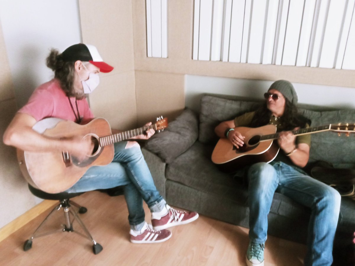 peluromero's tweet photo. Hoy metió unas hermosas voces @tinomoroder en lo nuevo de @elsoldado_oficial
#romaphonic
#hoysegraba
#producciónmusical
#musicanueva
#musicaargentina
@UltrapopMusica https://t.co/8F9EzMf1of