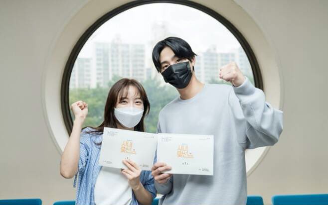 kdramatreats's tweet image. SBS romcom drama #ABusinessProposal starring #AhnHyoSeop #KimSeJeong #SeolInAh and #KimMinKyu releases scriptreading photos 💛