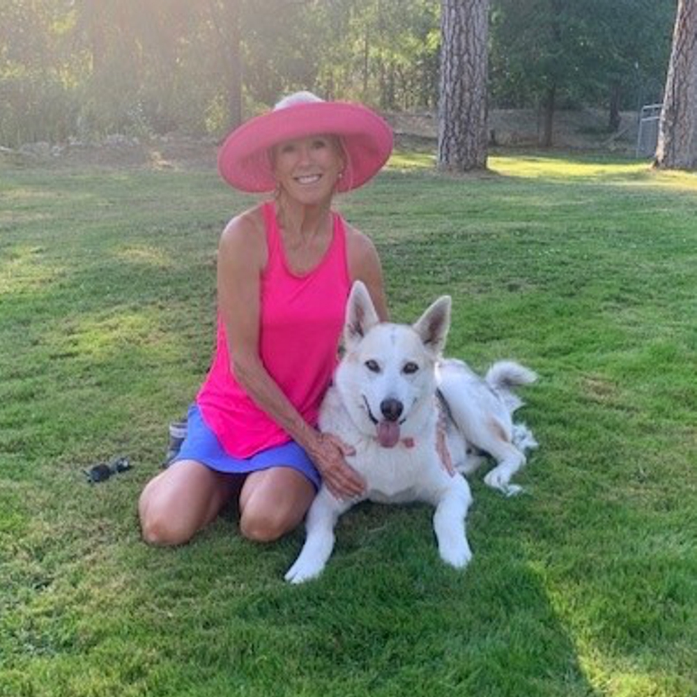 5-time LPGA Tour champion Cindy Rarick caught enjoying time w/ Nika &amp; Kenny. Celebrate the legendary Betty White, who would have turned 100 today, by donating now to an animal rescue charity.  #bettywhitechallenge #legendsofthelpga #lpgalegends #humanesociety #petcolove