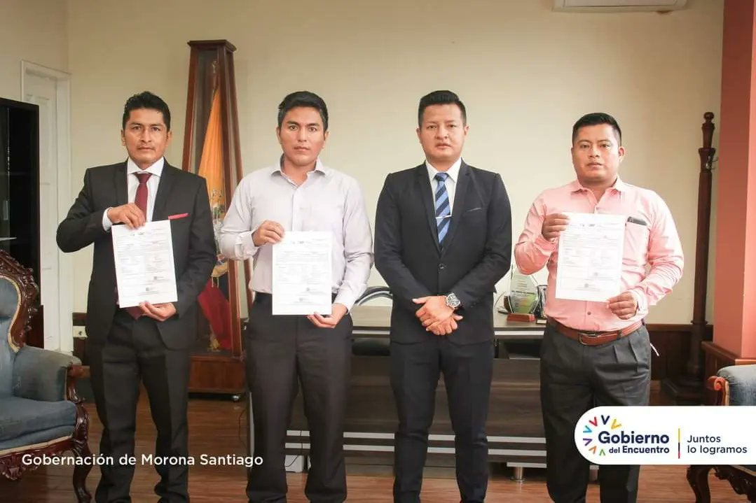 gobermorona_s's tweet photo. Gobernador #MoronaSantiago, @villamaguaf, designó a Edwin Buenaño como Jefe Político #Taisha, a Edwin Tivi, Teniente Político #Macuma y a Froilan Kunamp, Teniente Político #Tuutinentza, quienes trabajarán para mantener el control y la seguridad ciudadana.
@LassoGuillermo https://t.co/ySotHMraD8