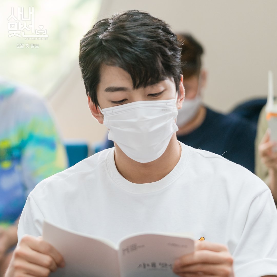 SBSNOW's tweet photo. 스릴 가득 퇴사 방지 오피스 로맨스❤
사내맞선 첫 대본 리딩🗒️

SBS 새 월화 드라마 <사내맞선>
☞ 2월 첫 방송

#SBS새드라마 #SBS드라마 #사내맞선
#오피스로맨스 #businessproposal 
#안효섭 #김세정 #김민규 #설인아 https://t.co/lcbJZG8wiM