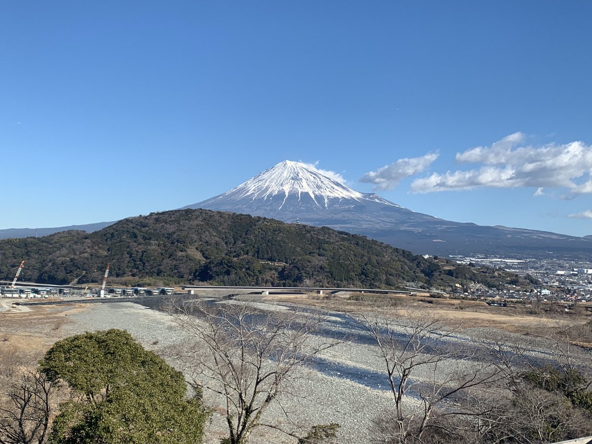 今日も富士山が綺麗に見えております🗻✨ 今夜は2022年最初の満月「ウルフムーン🌕」 天気予報によると晴れのようなので、見れるといいなあ🥺💭 【2022.1.18 10:00頃撮影】